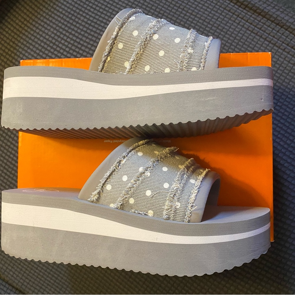 Sandals; Rocket Dog; Women’s size 9; gray with white polka dots